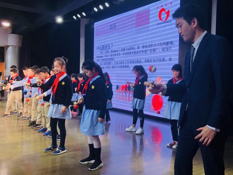 Students play Japanese traditional game in Renmin Primary School