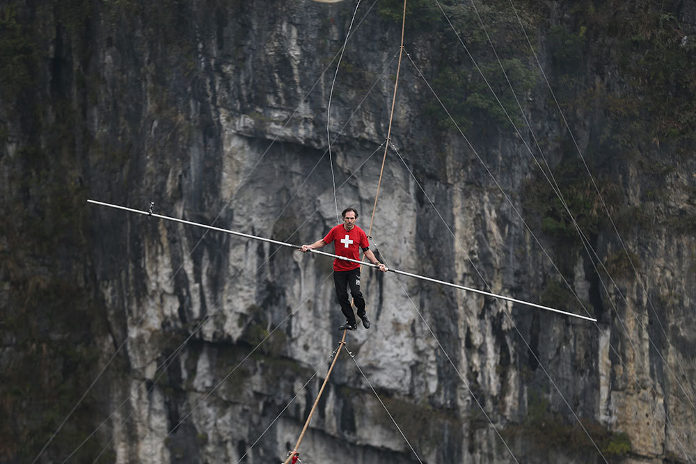 BASE-Jumping-high-wire-walker