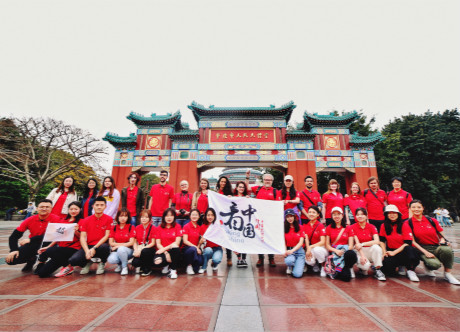 Looking China Participants Take A Day Tour around Downtown Chongqing