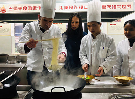 Overseas Students Learn to Cook Xiao Mian with a Certificate to Get