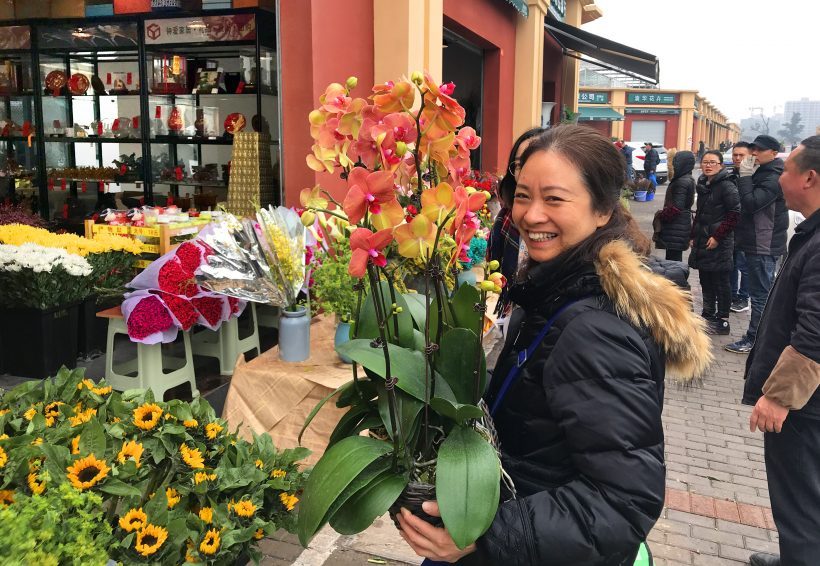 One lady is buying flowers in Hongfan Wanghai market