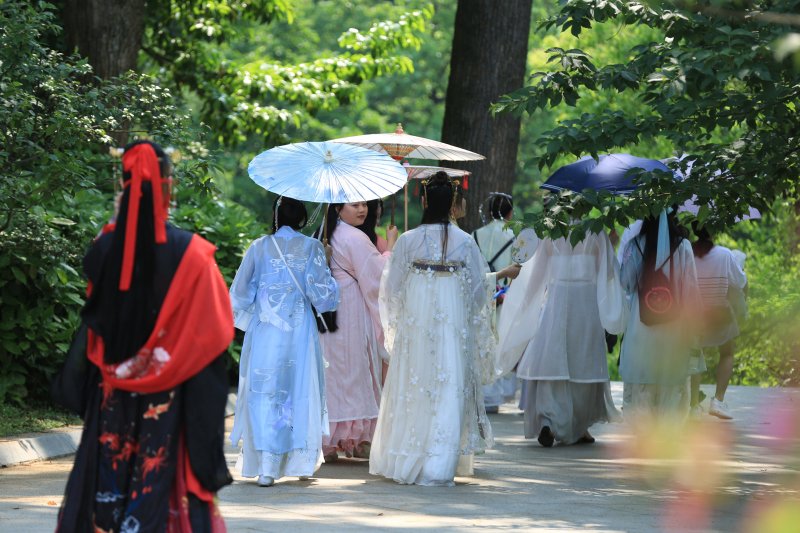 Hanfu lovers took a parad around the scenic area