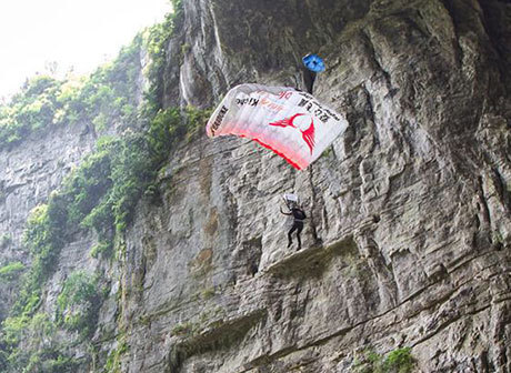 Only Two of the Six Challengers Succeed in the Base Jumping Cross the Three Natural Bridges in Wulong