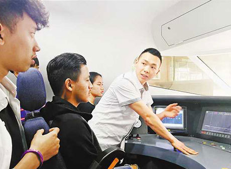 43 Students from Thailand Learn to Drive High-speed Trains in Chongqing