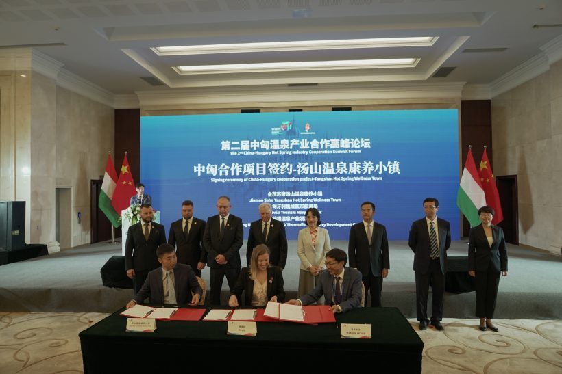 cooperation project Tangshan Hot Spring Health and Wellness Town was signed