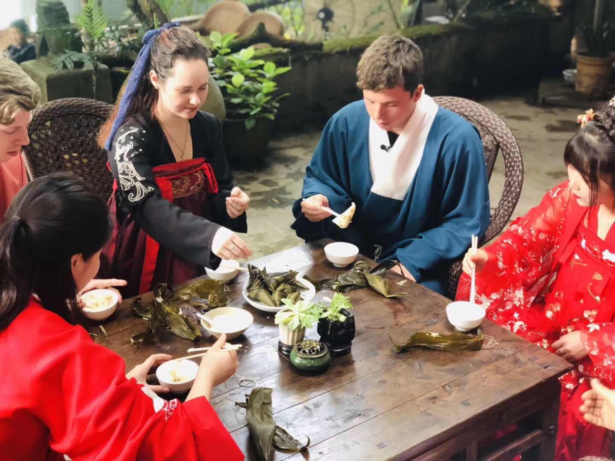  guests are eating Zongzi
