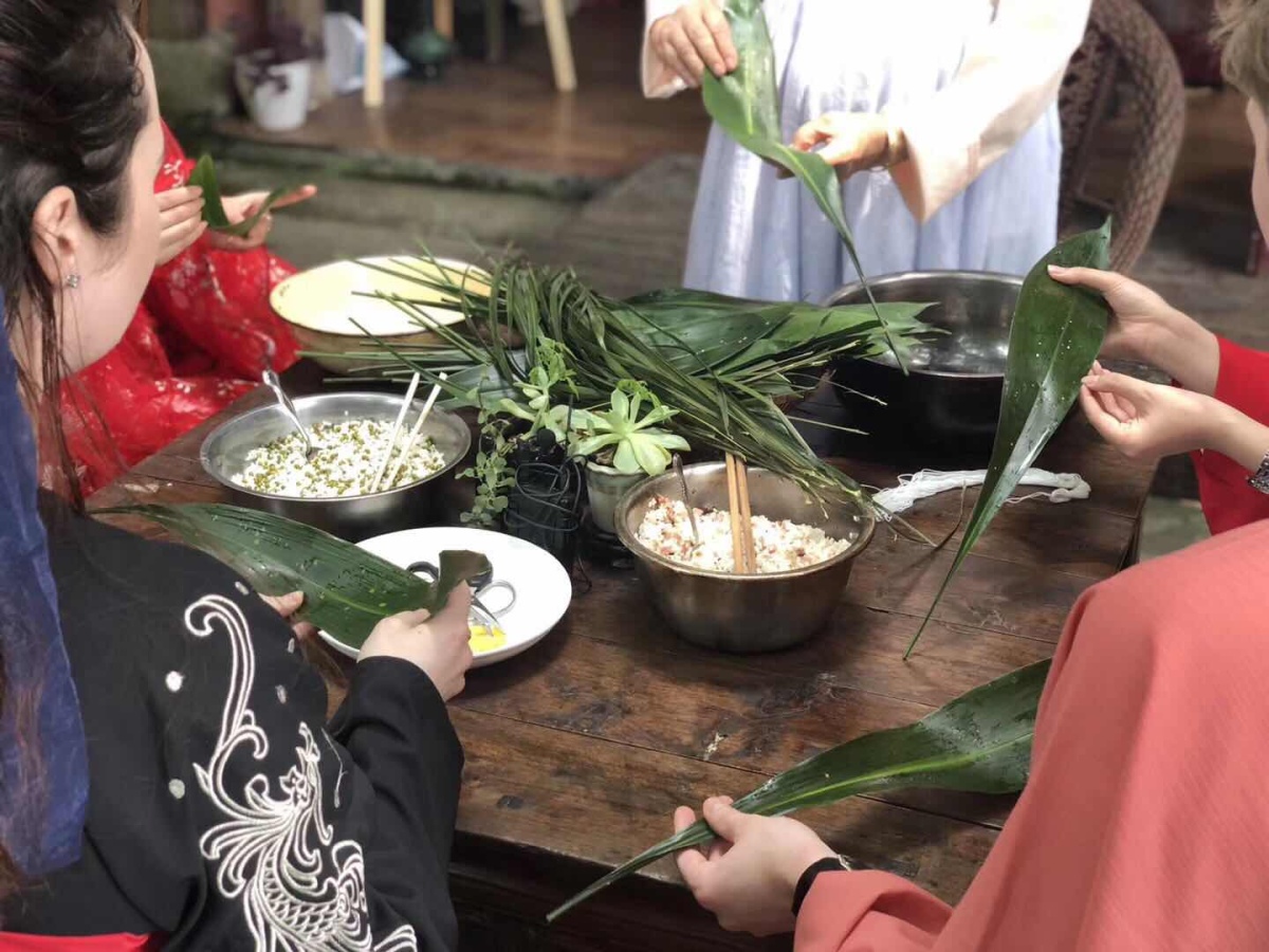 The guests were making Zongzi at the teahouse