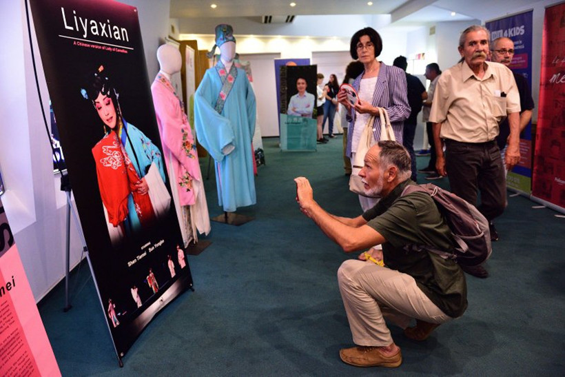 Sichuan-Opera-visitors