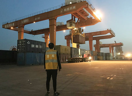 First Customized Train Carrying Russian Timber Arrived at Guoyuan Port of Liangjiang New Area