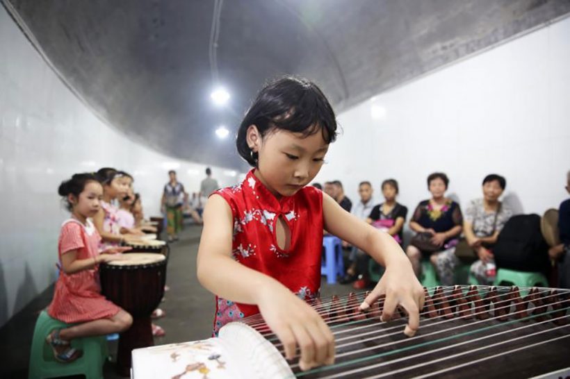 A child plays the guzheng in the north of Chongqing’s Beibei District.