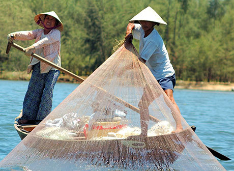 Fishman Enjoy the Last Fishing Season in the Yangtze River Basin