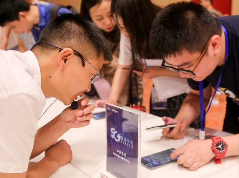 The visitors were observing the downloading perforimance of 5G phone