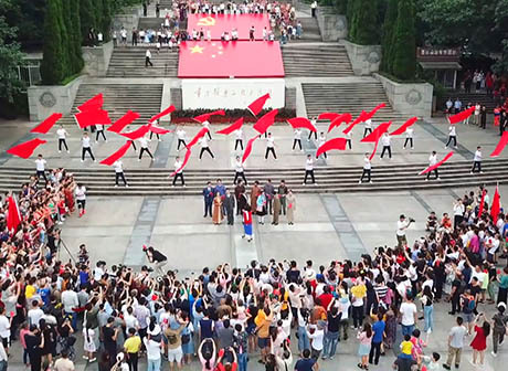 People Gathered in Red Crag Soul Square to Sing Their Love to China