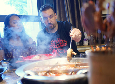 Foreign Teacher Enjoys Happy and Convenient Smart Life with PinDuoDuo