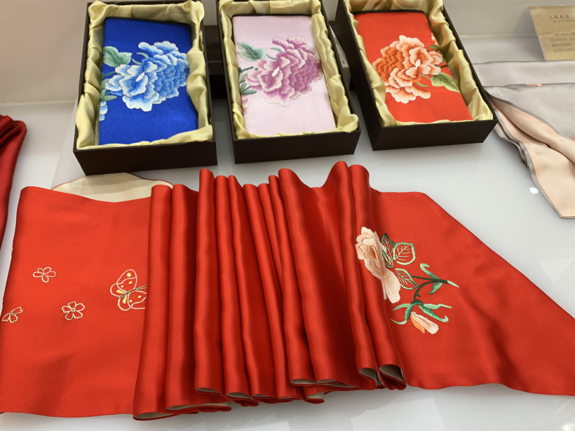 Three Gorges embroidery