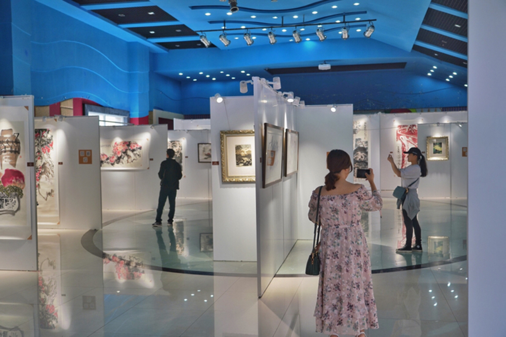 It incorporated a series of activities such as cultural performances, intangible cultural heritage exhibitions of calligraphy and paintings, and Chongqing picture exhibitions