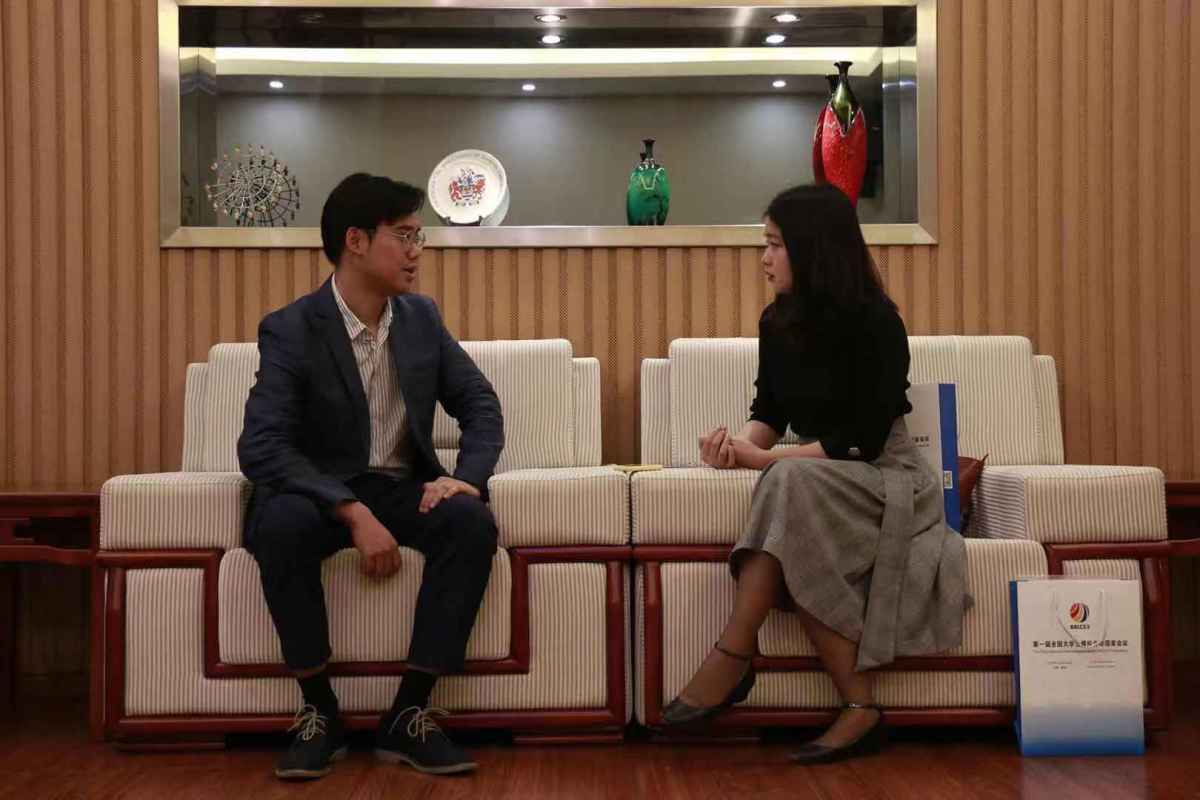Dr. Lian Bo took the interview with iChongqing