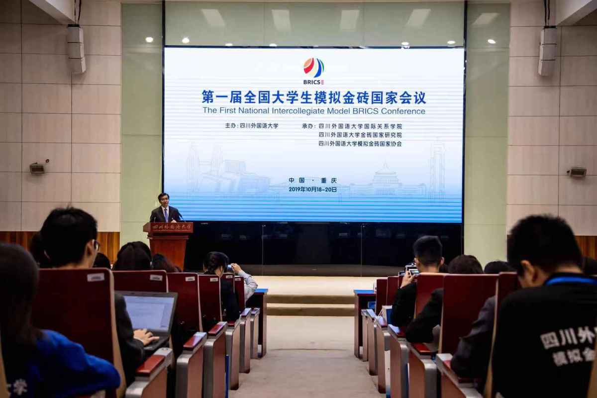 Mr. Li Keyong, the president of SISU, delievered opening speech for
