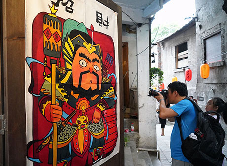 Tourists attracted by Old Streets in Chongqing