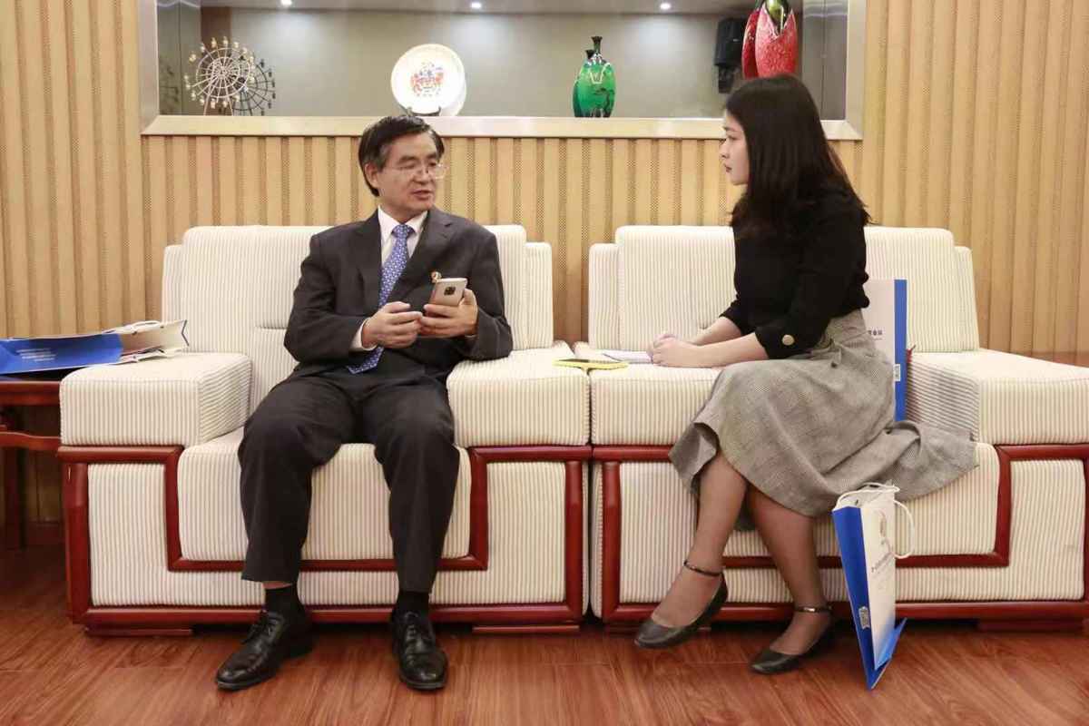 Mr. Li Keyong, the president of SISU, took the interview with iChongqing
