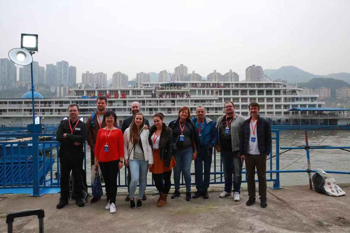 Foreign guests took group picture in front of the Century Diemond Cruise