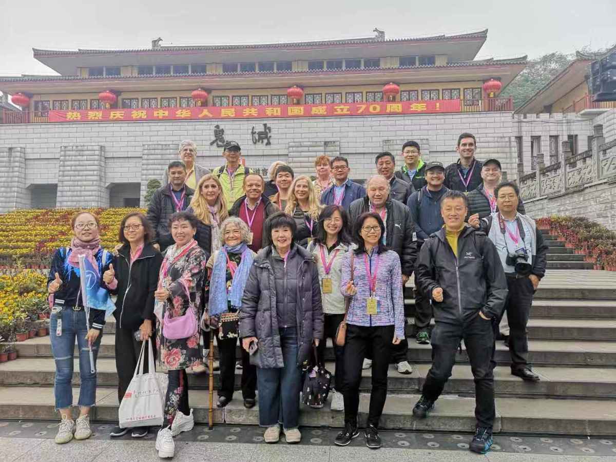 The travel agents took group picture in front of Fengdu Mingshan Scenic Spot