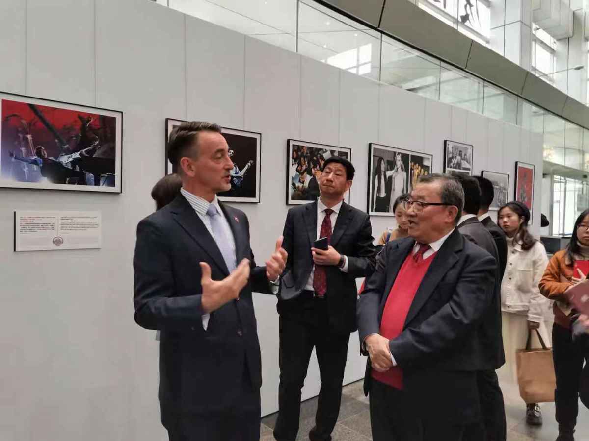 The Consul General of the US to Chengdu at the photo exhibition