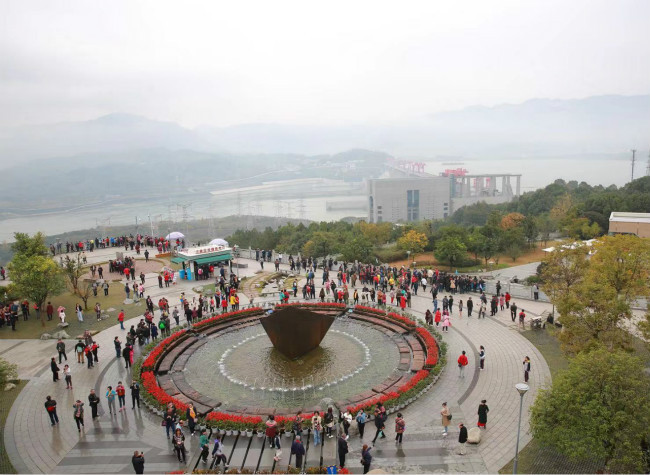 Global Travel Agents Wow at the Three Gorges Dam
