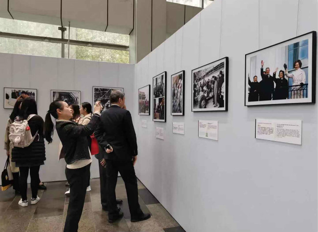 Photo Exhibition to Mark the 40th Anniversary of the Establishment of China-US Diplomatic Relations
