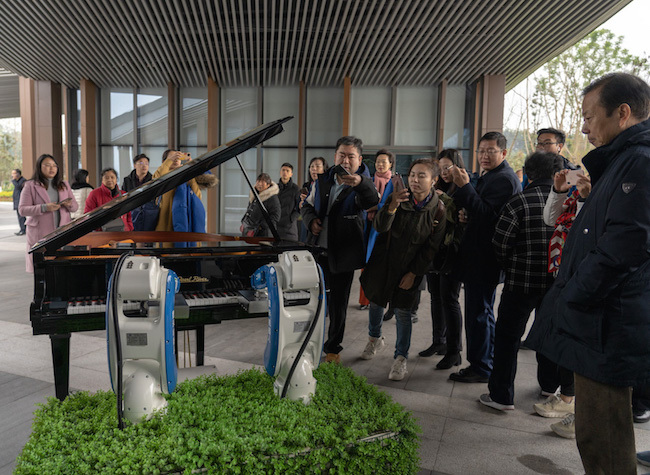 Guests for Asia Europe Cooperation Dialogue Amazed by Chongqing's Smart City Achievement