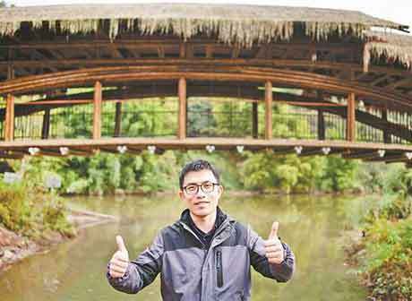 Hong Kong Doctor Builds a Bamboo Bridge in Chongqing