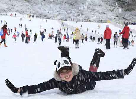 Go for Dogsledding and Hot Springs at Mount Jinfo Ice & Snow Festival