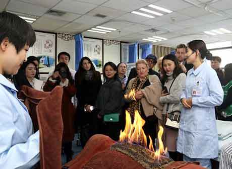 Consular Corps in Chongqing Experiences TCM Culture: Massotherapy and Cupping Stand out