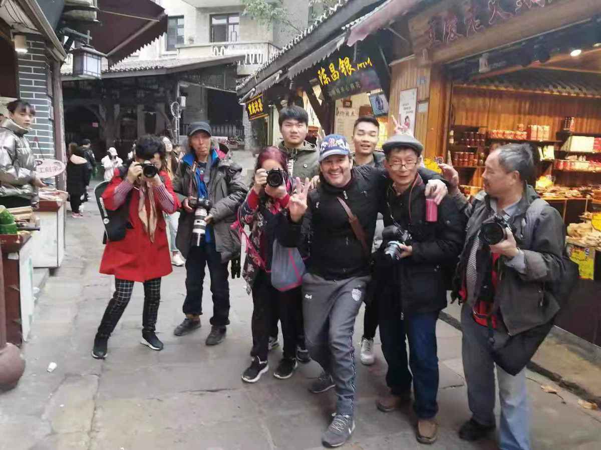 Alex had a good time to film in Ciqikou Ancient Town.