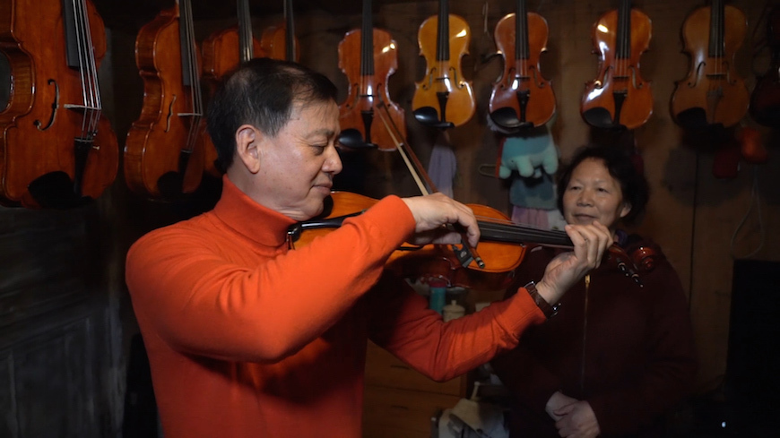 He Xirui plays the violin