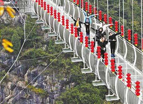 Qianjiang's First 5D Glass Bridge Put into Use