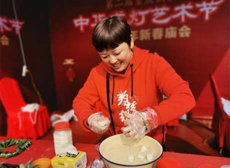 Festive Atmosphere at Tongliang's Temple Fair