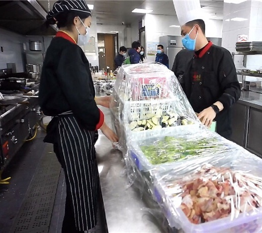 Shengming International Hotel prepares fresh food for the guests in the hotel
