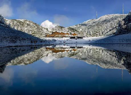 A 1.5-hour Drive for a Weekend Trip in a Wonderland of Ice and Snow