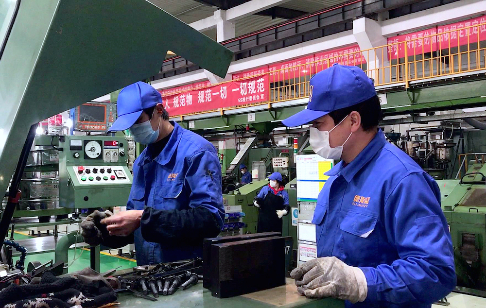 workers-wearing-masks
