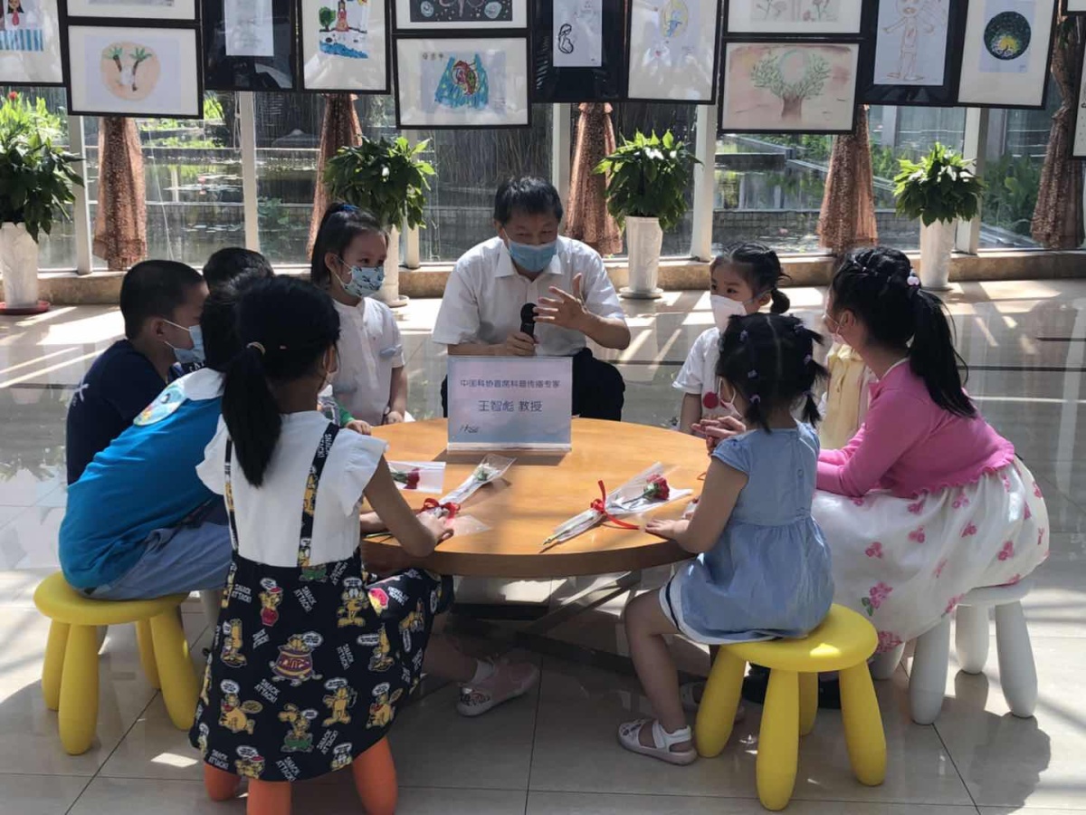 Professor Wang Zhibiao gave a mini lecturer to the children during the exhibition.