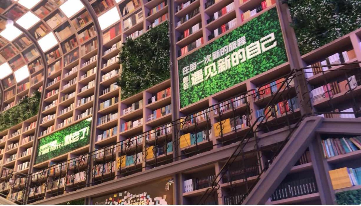The book corridor of Dangdang Bookstore