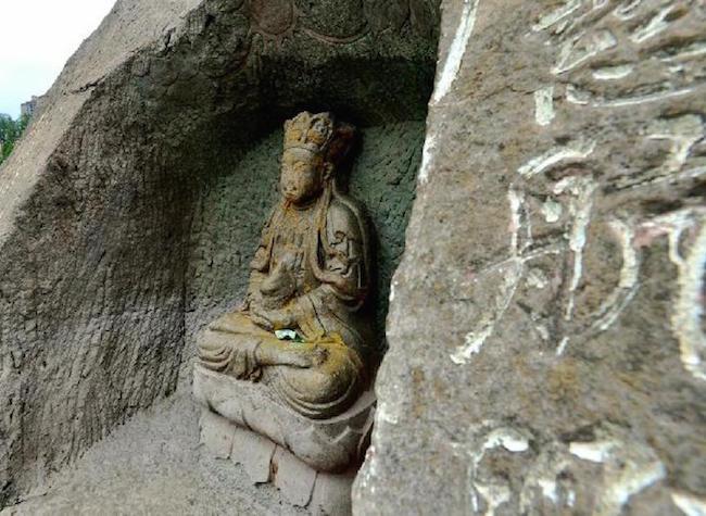 Longmen Haoyue above the Water Surface during Dry Season