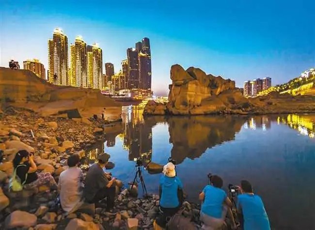 'Turtle Stone' in Chongqing Attracts Crowds of Visitors