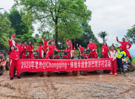 Laowai @Chongqing Packs Wood Carvings, Go-Karting, Blueberry Picking and Hydrangea Park into Action Filled Day