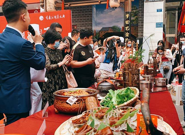 Chongqing's Shopping Malls Attract Consumers Through Multiple Channels