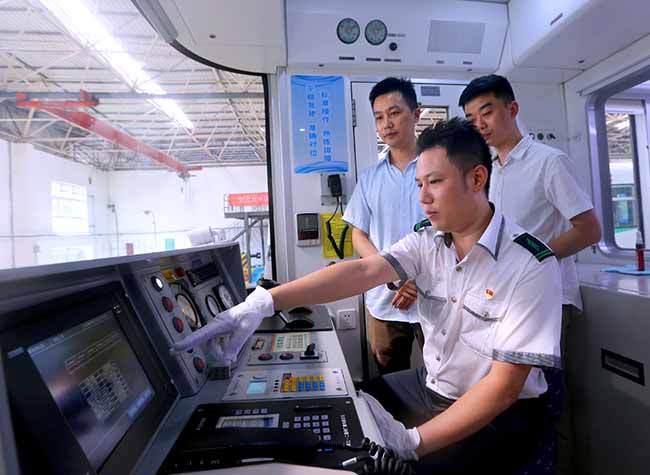 In 15 Years, Rail Transit Becomes Part of the Dailylife of Chongqing People