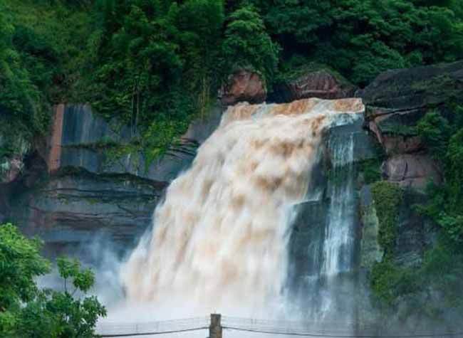 Waterfall Appears in Chongqing's Yubei District after Heavy Rain