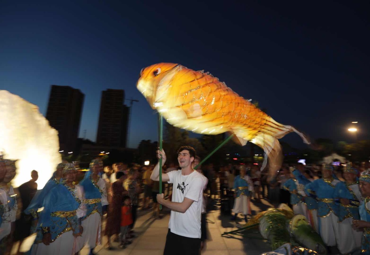 Barrett tried the Fish Lantern Dance at Xiangguo Park of Dazu District of Chongqing.