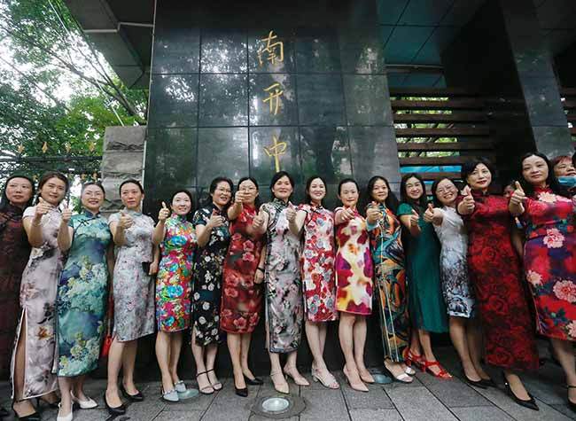 Wearing Cheongsam during NCEE Carries Parents' Best Wishes for Children